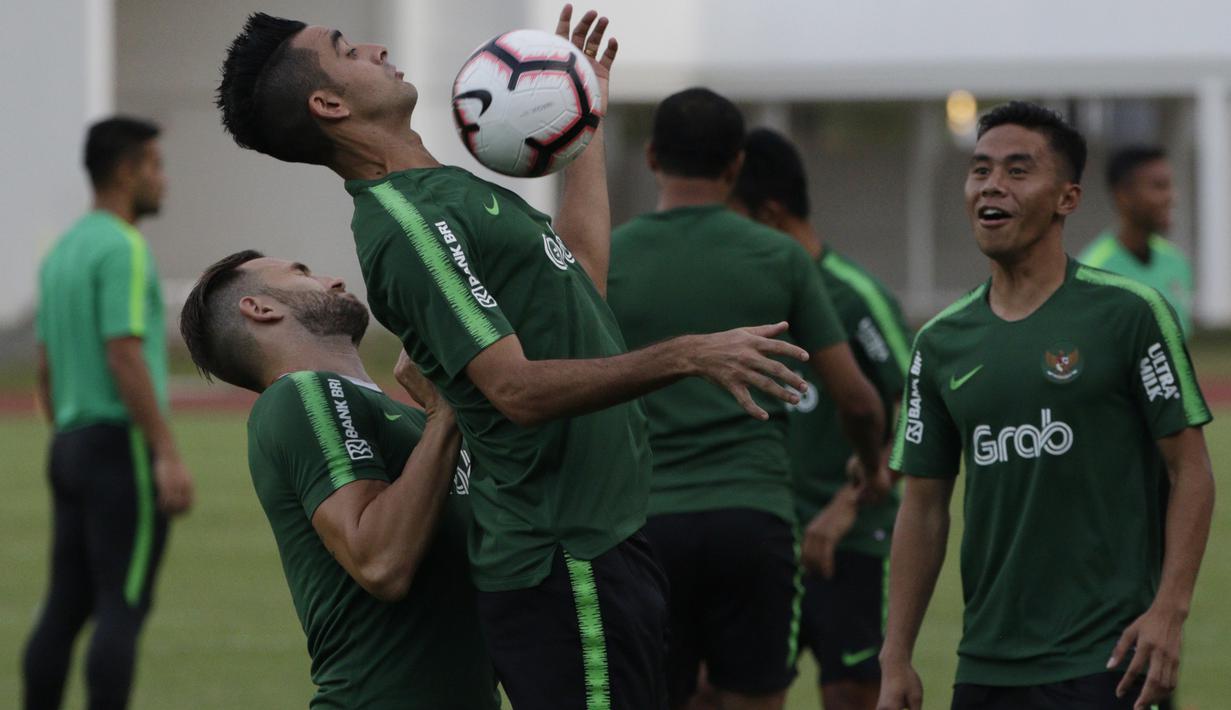 Pemain Timnas Indonesia, Otavio Dutra, mengontrol bola saat latihan di Stadion Madya Senayan, Jakarta, Jumat (8/3). Latihan ini merupakan persiapan jelang laga persahabatan melawan Myanmar. (Bola.com/Vitalis Yogi Trisna)