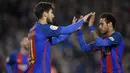 Pemain Barcelona, Neymar dan Andre Gomez, merayakan kemenangan atas Valencia. Hasil ini membuat Barca kembali menempel Real Madrid di puncak klasemen dengan selisih dua poin. (AFP/Lluis Gene)