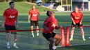  Komentar Luke Shaw : Kami tidak bermain tenis kepala tapi ketika melakukan itu sangat menyenangkan. Anda dapat melihat semua orang suka itu. Saya tidak tahu siapa yang terbaik tapi aku punya Phil Jones di tim dan dia perlu meningkatkan!. (ManUtd.com)