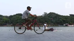 Pesepeda melintasi area pedestrian Danau Sunter, Jakarta, Sabtu (27/6/2020). Meski tidak tersedia lajur khusus untuk sepeda, namun pesepeda tetap terlihat melintas di area pedestrian Danau Sunter, Jakarta. (Liputan6.com/Helmi Fithriansyah)