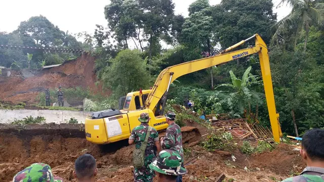 Petugas melakukan pencarian satu keluarga yang tertimbun longsor di Bogor (Liputan6.com/Achmad Sudarno)