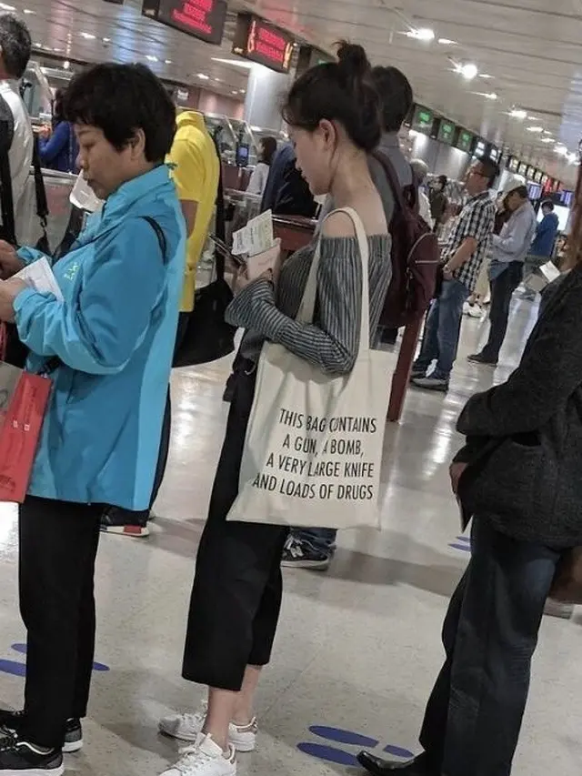 foto konyol orang di bandara (foto: brightside)