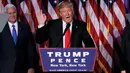 Presiden ke-45 AS, Donald Trump dan Wakil Presiden, Mike Pence menyampaikan pidato setelah mengetahui hasil penghitungan suara Pilpres AS, di Manhattan, New York, Rabu (9/11). Trump unggul cukup jauh atas pesaingnya, Hillary Clinton. (REUTERS/Mike Segar)