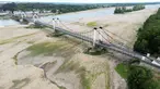 Foto udara menunjukkan jembatan di atas dasar Sungai Loire yang mengering di Saint-Georges-sur-Loire, Prancis barat pada 1 Agustus 2023. (AFP/Damien Meyer)
