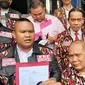 Sekelompok orang yang tergabung dalam Forum Batak Intelektual (FBI) melaporkan Holywings ke Polda Metro Jaya atas dugaan penistaan agama. (Liputan6.com/Ady Anugrahadi)