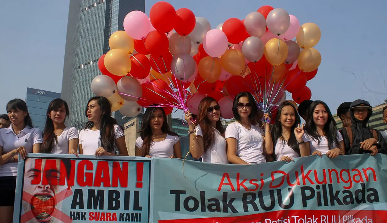 Deretan wanita cantik menggelar aksi saat Car Free Day (CFD)  yang berlangsung di Bundaran HI, Jakarta, Minggu (21/9/2014) (Liputan6.com/Faizal Fanani)