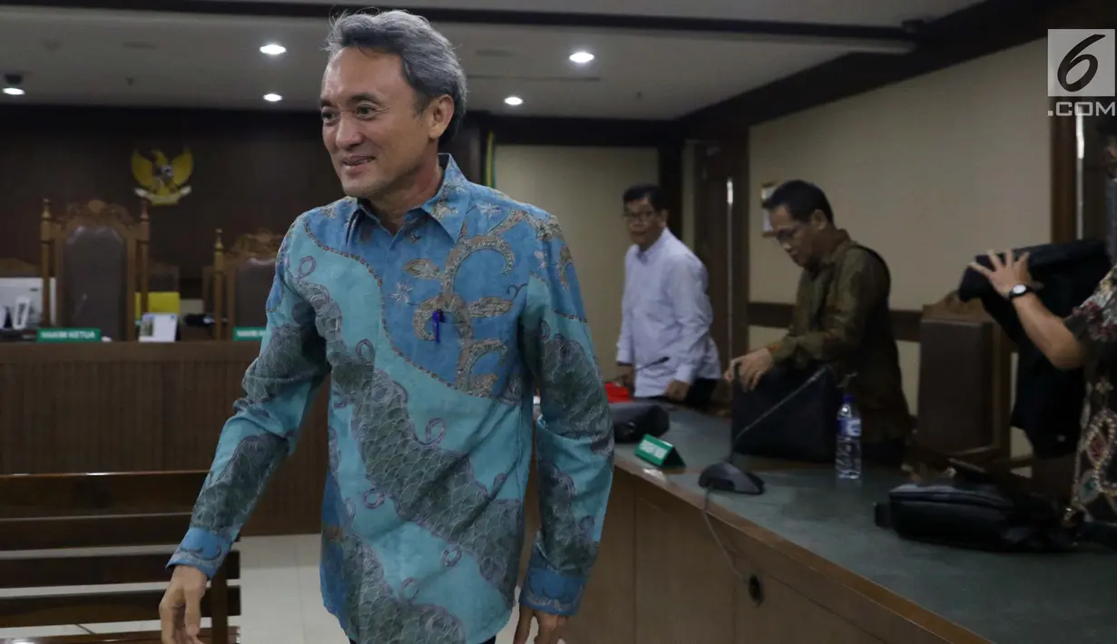 Terdakwa suap kepada mantan panitera PN Jakarta Pusat, Edy Nasution bersiap menjalani sidang pembacaan putusan di Pengadilan Tipikor, Jakarta, Rabu (6/3). Eddy dijatuhi hukuman 4 tahun penjara dan denda Rp200 juta. (Liputan6.com/Helmi Fithriansyah)