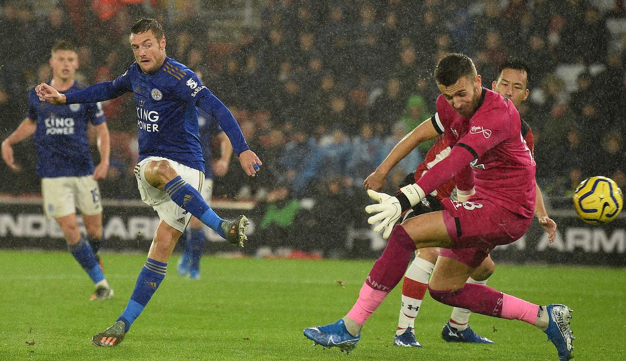 Proses terjadinya gol yang dicetak striker Leicester, Jamie Vardy, ke gawang Southampton pada laga Premier League di Stadion St Mary, Southampton, Jumat (25/10). Southampton kalah 0-9 dari Leicester. (AFP/Glyn Kirk)