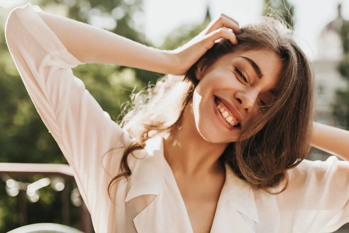 wanita oktober tawa baju putih