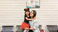 Momen Haru Ririn Ekawati Ziarah ke Makam Mendiang Suami. (Sumber: Instagram.com/ririnekawati)
