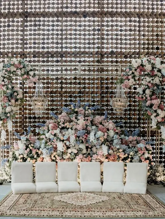 Dekorasi pengajian dibuat begitu indah bak di taman bunga. (Instagram/_irishbella_).