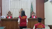 Adelia Putri Salma saat menjalani sidang vonis di PN Tanjung Karang, Bandar Lampung. Foto (Liputan6.com/Ardi)