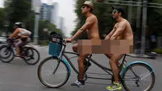 Sejumlah orang bersepeda tanpa menggunakan busana di pusat kota Mexico City , Meksiko , 11 Juni 2016. Orang-orang tersebut berpartisipasi dalam ' World Naked Bike Ride' atau bisa diartikan dengan para pesepeda nakal atau gila. (REUTERS / Tomas Bravo)