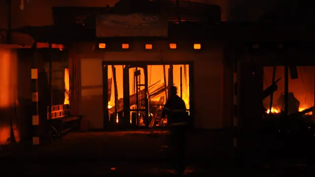 Kebakaran kembali terjadi Senin sore si jago merah menghanguskan sejumlah rumah di kawasan Tambora, Jakarta Barat.