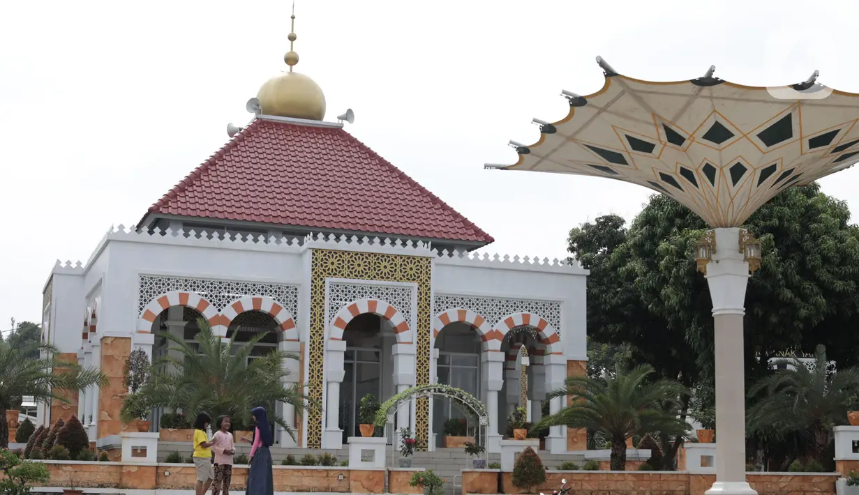Suasana Masjid Istana Anak Yatim, Desa Cikeas Udik, Gunung Putri, Kabupaten Bogor, Jawa Barat, Jumat (30/4/2021). (Liputan6.com/Herman Zakharia)