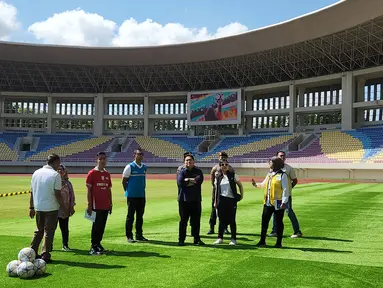 Ketua Umum PSSI, Erick Thohir kembali melakukan Tour de Stadium untuk melihat kesiapan venue ajang Piala Dunia U-20 yang akan berlangsung pada 20 Mei hingga 11 Juni 2023 mendatang. Setelah sebelumnya meninjau dua stadion sekaligus, Stadion Gelora Sriwijaya Jakabaring dan Stadion Si Jalak Harupat pada Sabtu (11/3/2023), maka pada Minggu (12/3/2023) giliran Stadion Manahan Solo yang dikunjungi. Didampingi Waketum PSSI, Zainudin Amali, Wali Kota Solo, Gibran Rakabuming Raka dan Direktur Prasarana Strategis Ditjen Cipta Karya Kementerian PUPR, Essy Asiah, Erick Thohir menilai Stadion Manahan Solo layak diajukan sebagai venue menggelar partai final sekaligus upacara penutupan Piala Dunia U-20 2023 mendatang. (Bola.com/Radifa Arsa)