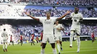 Jude Bellingham mencetak gol pada laga Real Madrid vs Osasuna di La Liga musim 2023/2024 (c) AP Photo/Jose Breton
