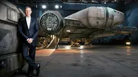 Co. CEO Disney, Bob Iger berpose di depan replika Millennium Falcon berukuran asli di salah satu lokasi film Star Wars: The Force Awakens.