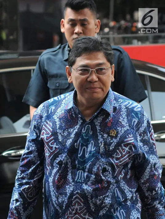 Wakil Ketua DPR Utut Adianto bersiap menjalani pemeriksaan di Gedung KPK, Jakarta, Selasa (18/9). Utut akan dimintai keterangan untuk melengkapi berkas penyidikan Bupati nonaktif Purbalingga Tasdi. (Merdeka.com/Dwi Narwoko)