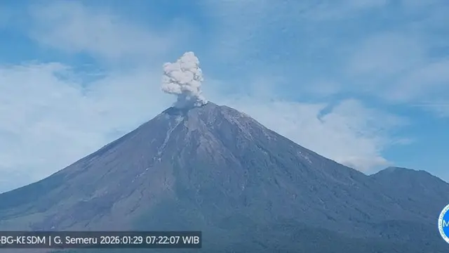 Gunung Semeru erupsi