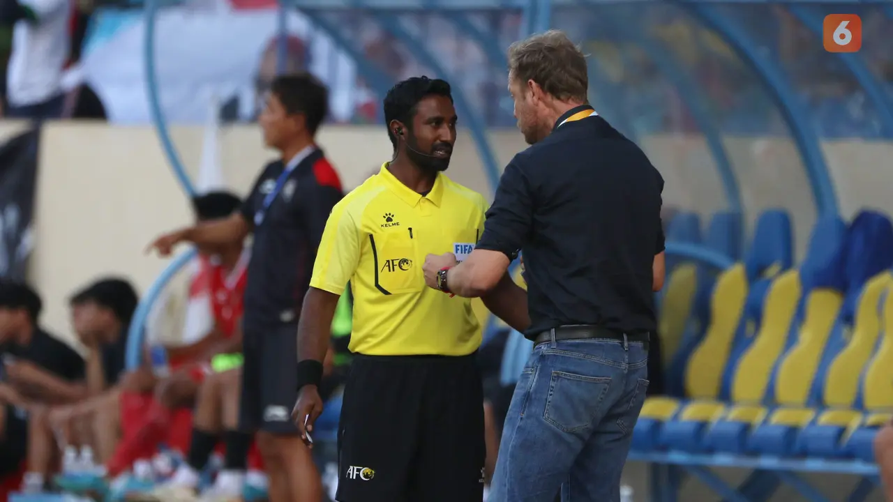 Foto: Ragam Reaksi Shin Tae-yong dan Alexandré Pölking terhadap Wasit yang Memimpin Laga Indonesia vs Thailand di SEA Games 2021