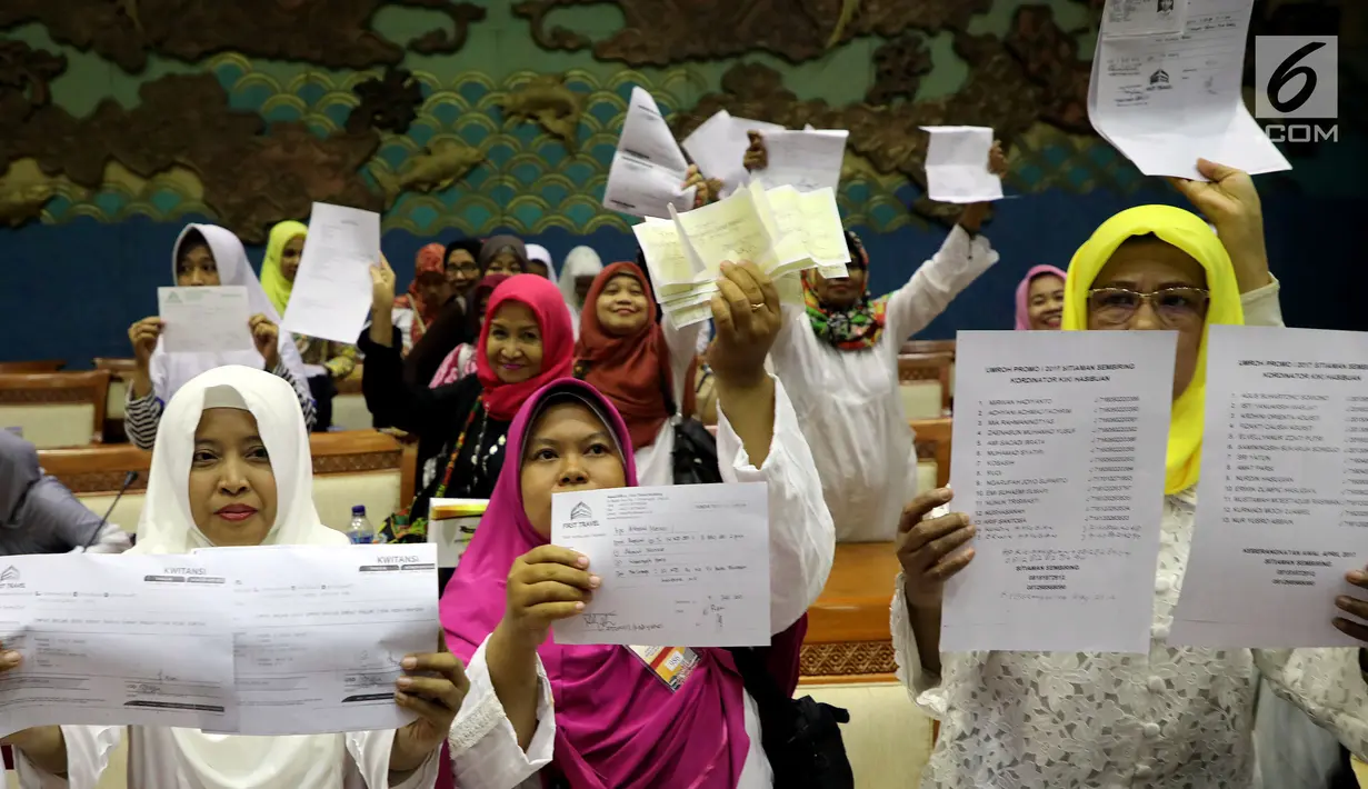 Calon jemaah umrah First Travel menunjukkan kwitansi saat mendatangi gedung DPR bertemu dan mengadu ke Komisi VIII DPR Fraksi PPP, di Kompleks Parlemen, Senayan, Jakarta, Jumat (18/8). (Liputan6.com/Johan Tallo)