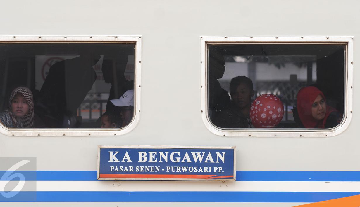Sejumlah pemudik siap diberangkatkan dari Stasiun Senen Jakarta, Sabtu (2/7). Ribuan pemudik kembali memadati Stasiun Senen untuk berangkat menuju kota kota di pulau Jawa. (Liputan6.com/Helmi Fithriansyah)