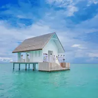 Kini, kamu bisa menikah di kungkungan biru, tepat di tengah Samudra Hindia.