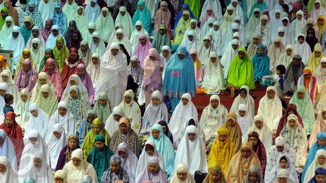 20160605-Penuhi Masjid Istiqlal, Ribuan Umat Muslim Tunaikan Tarawih Pertama Ramadan 1437 H-Jakarta