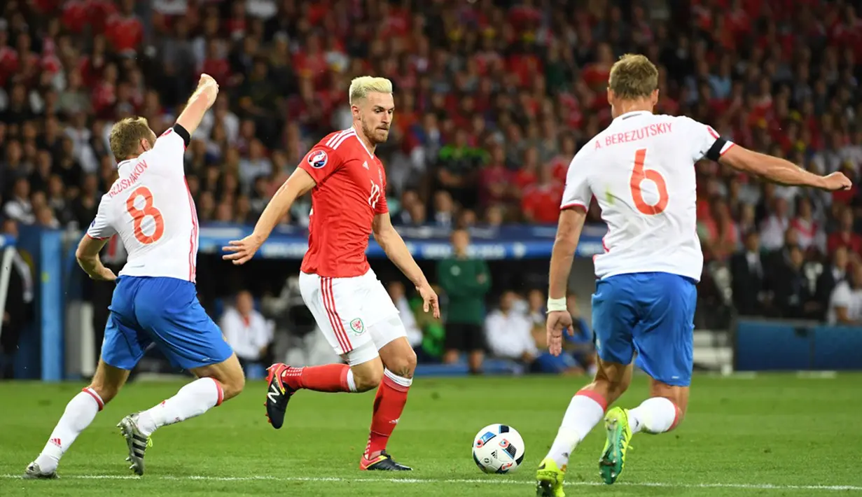 Aaron Ramsey tampil gemilang saat Wales melumat Rusia 3-0, (20/6/2016). Ramsey menciptakan 6 peluang, satu assist, dan mencetak satu gol ke gawang Rusia. (AFP/Pascal Guyot)