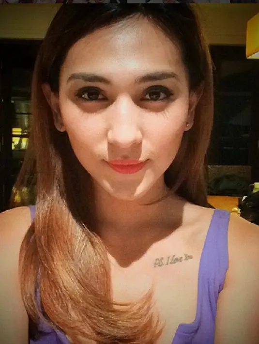 Setelah mengumumkan dirinya berganti jenis kelamin, Renadly yang kini biasa dipanggil Dena Rachman terlihat nyaman menjalani aktifitas.  (Via Instagram/@denarachman)