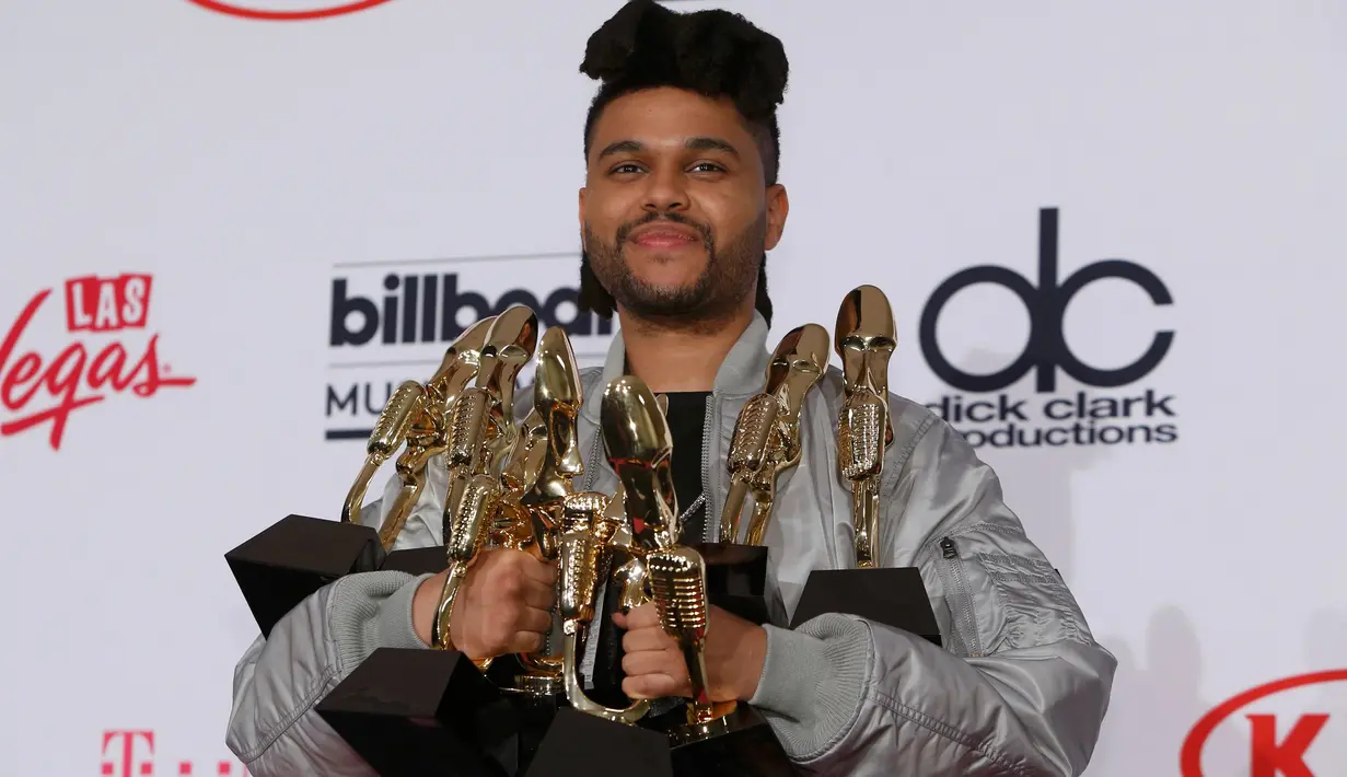 Penyanyi The Weeknd  berhasil meraih Top Streaming Song (Audio), Top R&B Album, Top R&B Artist, Top Streaming Songs Artist, Top Radio Songs Artist, Top Song Sales Artist, Top Hot 100 Artist, dan Top R&B Song di Las Vegas, (22/5).   ( REUTERS/Steve Marcus)