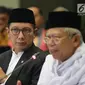 Menteri Agama Lukman Hakim Saifuddin dan Ketua MUI Maruf Amin memberikan keterang pers penetapan 1 Syawal 1438 H di Kementerian Agama, Jakarta, Sabtu (24/6). (Liputan6.com/Faizal Fanani)