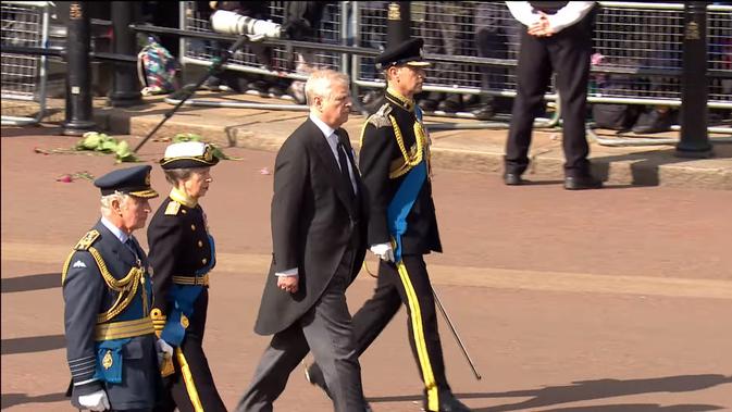 <p>Raja Charles, Putri Anne, Pangeran Andrew, dan Pangeran Edward berjalan mengiringi peti mati Ratu Elizabeth II. Dok: YouTube/The Royal Family</p>
