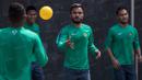 Bintang Persib Bandung, Zulham Zamrun, melempar bola saat latihan bersama timnas Indonesia jelang laga persahabatan melawan Malaysia. (Bola.com/Vitalis Yogi Trisna)
