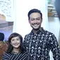 Tampak serasi, pasangan Dwi Sasono dan Widi Mulia turut menghadiri resepsi pernikahan aktor yang juga tergabung dalam grup band Garasi tersebut. Fedi Nuril dikabarkan mengundang 750 tamu undangan. (Nurwahyunan/Bintang.com)