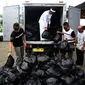 Pemkab Purwakarta mengirim sebanyak 3.500 paket sembako untuk korban banjir di Kuningan, Jabar. (Liputan6.com/Abramena)