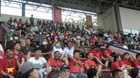 Suporter Vietnam ikut menyaksikan duel antara Indonesia U-23 melawan Filipina di Stadon Viet Tri, Jumat (13/5/2022). (Bola.com?Muhammad Adiyaksa)