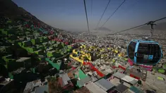 Pejabat dan jurnalis naik kereta gantung antara Stasiun Campos Revolucion dan Tlalpexco selama peresmian sistem angkutan umum udara baru yang disebut Cablebus di lingkungan Cuautepec, utara Mexico City, Meksiko, Kamis (4/3/2021). (AP Photo/Rebecca Blackwell)