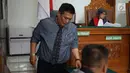 Jaksa Penuntut Umum memberikan berkas kepada Penasehat Hukum pada sidang gugatan perdata sejumlah calon anggota legislatif Partai Gerindra pada Pemilu 2019 terhadap partainya sendiri beragendakan pembacaan replik penggugat di PN Jakarta Selatan, Senin (22/7/2019). (Liputan6.com/Immanuel Antonius)