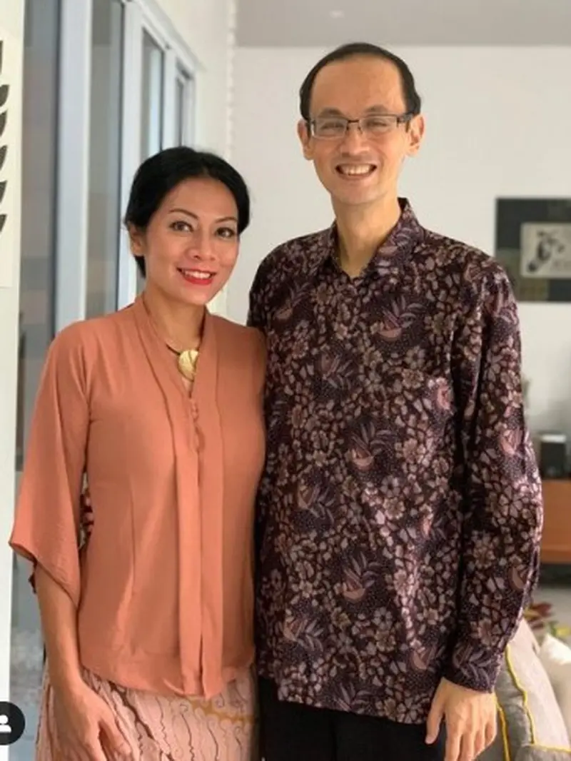 Reza Gunawan, dan Dewi Lestari, tampil elegan dengan batik dan kebaya saat menghadiri acara wisuda Keenan Avalokita Kirana. (Foto: Instagram/@rezagunawan)