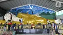 Umat membersihkan patung Buddha tidur raksasa di Vihara Buddha Dharma dan 8 Posat, Bogor, Jawa Barat, Minggu (7/2/2021). Patung buddha tidur raksasa sepanjang 18 meter dan tinggi 5 meter tersebut dibersihkan setiap tahun menjelang Tahun Baru Imlek. (merdeka.com/Arie Basuki)