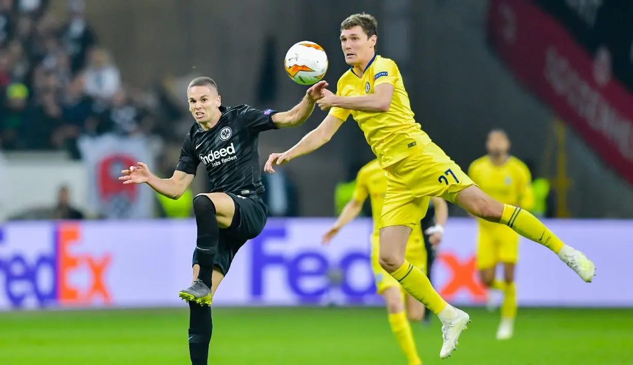 Duel udara antara Andreas Christensen dan Mijat Gacinovic pada leg 1, semifinal Liga Europa yang berlangsung di Stadion Commerzbank Arena, Frankfurt, Jumat (3/5). Chelsea imbang 1-1 kontra Eintracht Frankfurt. (AFP/Uwe Anspach)