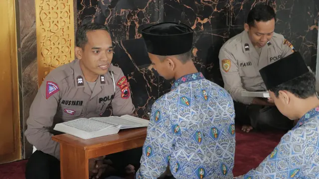 Personel Polres Kebumen menguji setoran hafalan Al-Qur'an atay tahfiz Qur'an dari siswa SMP Muhammadiyah 9 Kebumen. (Foto: Liputan6.com/Polres Kebumen)