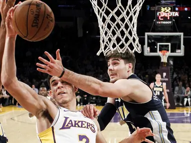 Pemain Los Angeles Lakers, Lonzo Ball (tengah) berebut bola dengan dua pemain Denver Nuggets pada laga NBA basketball game di Staples Center, Los Angeles, (19/11/2017). Lakers menang 127-109. (AP/Ringo H.W. Chiu)