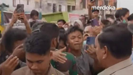 Aksi Tak Terduga Paspampres Terhimpit Tangan Prabowo, Keluar Lewat Bawah