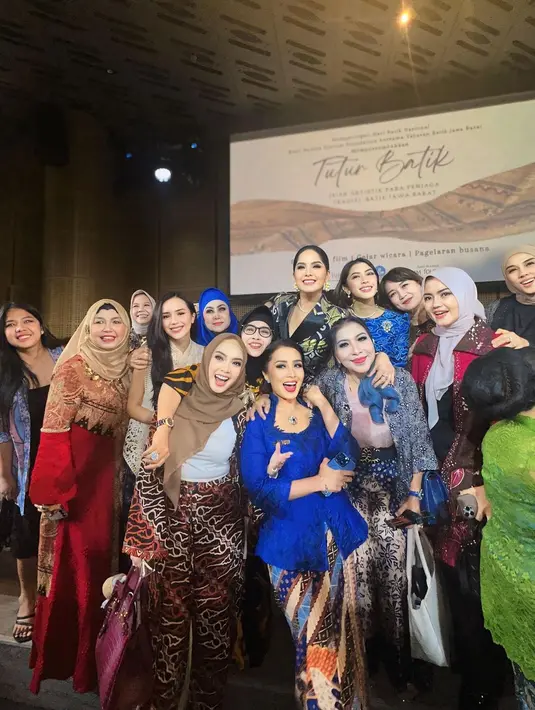 Sementara itu, Annisa Pohan memancarkan pesona elegan dan karismatik dalam balutan blazer batik nuansa hitam-putih-emas.  [@bebytsabina].