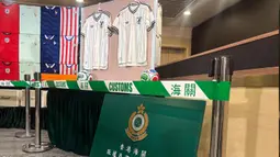 Otoritas bea cukai Hong Kong memamerkan jersey asli dan palsu saat konferensi pers di kantor pusatnya, North Point, Hong Kong Kamis, 11 Juni 2026. (AP Photo/Kanis Leung)