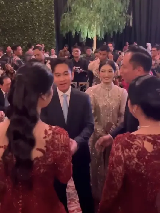 Selvi Ananda juga hadir mengenakan kebaya kerah tinggi dihiasi payet warna coklat. Dipadukan anting-anting model raindrop. [@annisayudhoyono]