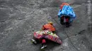 Perempuan adat Aymara berlatih di gunung Huayna Potosi di La Paz, Bolivia,( 6/4). Sebanyak 12 perempuan Suku Aymara rata-rata berusia 42-50 tahun ini berhasil menaklukkan puncak Gunung Huayna Potosi dan Illimani. (REUTERS/David Mercado)